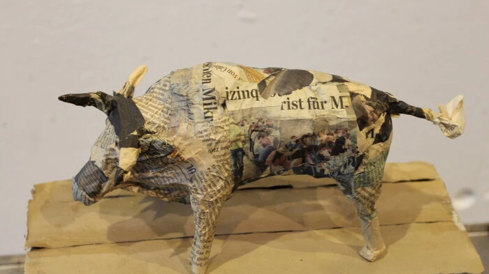 Kunstwerke aus unterschiedlichen Materialien wurden von Künstlern zur Verfügung gestellt.