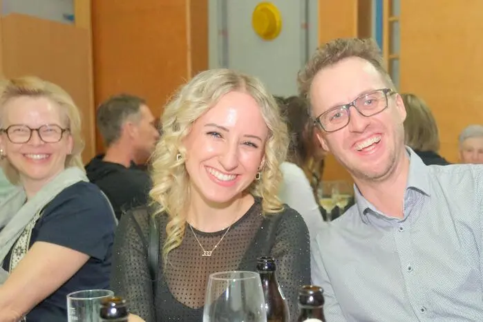 Strahlende Gesichter auf allen Plätzen beim Fasching am Berg
