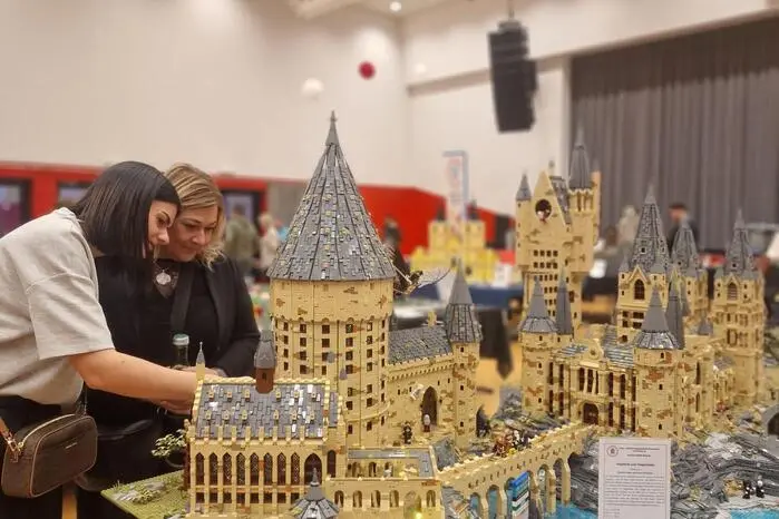 Schloss Hogwarts aus Lego.