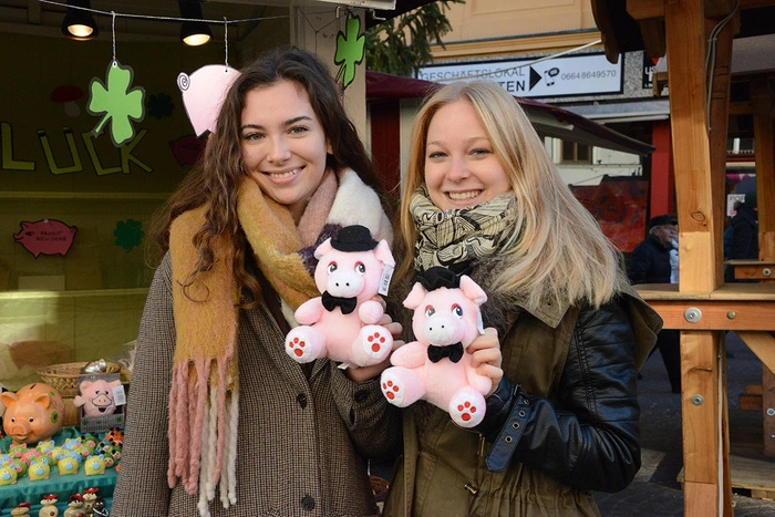 Magdalena und Lisa mit Glücksbringer