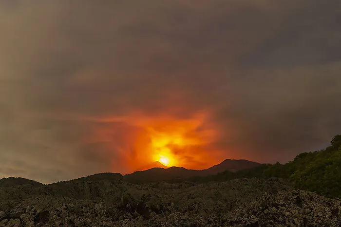 Auf Bildern war am Samstagmorgen zu sehen, wie sich die glühend heiße Lava über das Massiv ergoss.