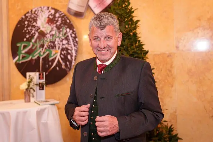 Sänger Semino Rossi trug zum ersten Mal einen Steireranzug 