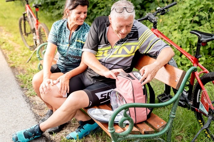 Nach der Radtour entspannen Sie sich im Thermalwasser, in der Saunalandschaft oder bei einer Massage im AVITA Premium Spa