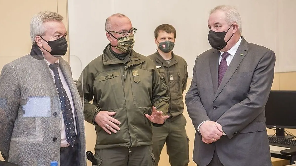 LH-Stv. Anton Lang, Militärkommandant Heinz Zöllner, ein Soldat im Assistenzeinsatz und LH Hermann Schützenhöfer. Archivbild