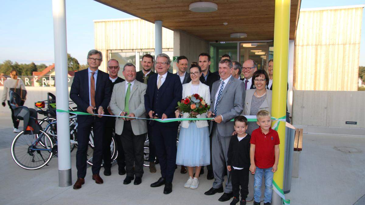 Neu ausgebauter Kindergarten in Feldkirchen bei Graz: Auch Landeshauptmann Drexler (Mitte) kam zur Eröffnung