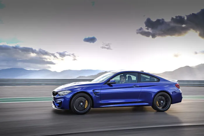 Überhaupt ist CFK eines der wichtigsten Merkmale des CS: Dadurch ist der BMW M4 CS mit einem Leergewicht von 1580 Kilogramm (nach EU ohne Fahrer) sogar halbwegs leicht geraten. Außer dem Heckdiffusor bestehen auch großflächige Karosserieteile aus CFK, so etwa die Motorhaube, die dadurch rund 25 Prozent leichter ist als die Haube des BMW M4. Alleine das CFK-Dach spart gegenüber einem konventionellen Metalldach mehr als sechs Kilogramm Gewicht ein.