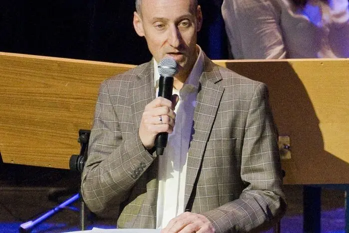 Direktor Klaus Mühlthaler begrüßte das Publikum. 