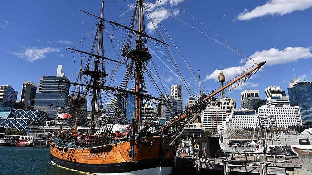Eine Replika der &quot;'Endeavour&quot; im Hafen von Sydney