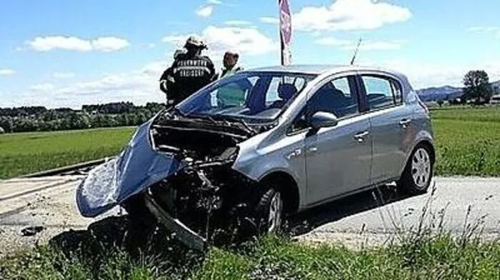Der Pkw wurde im Frontbereich erfasst