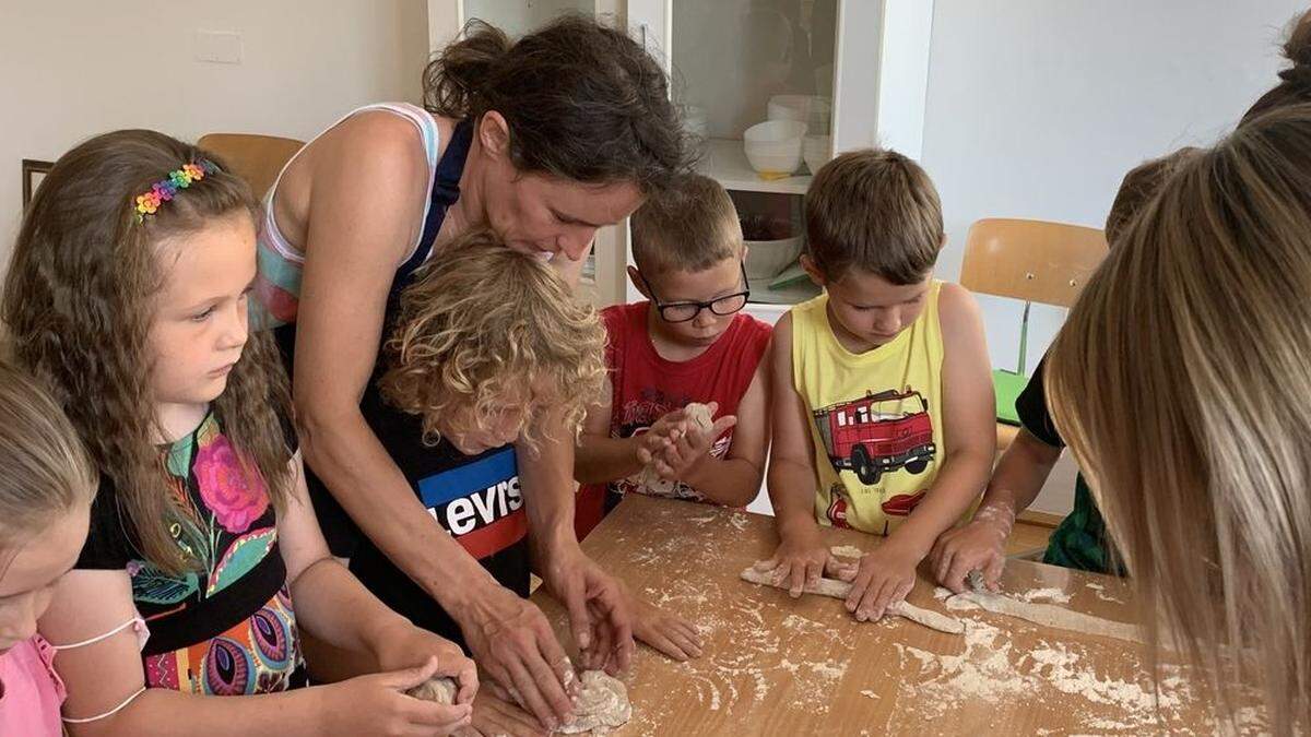 Die Kinder der Volksschule Berg