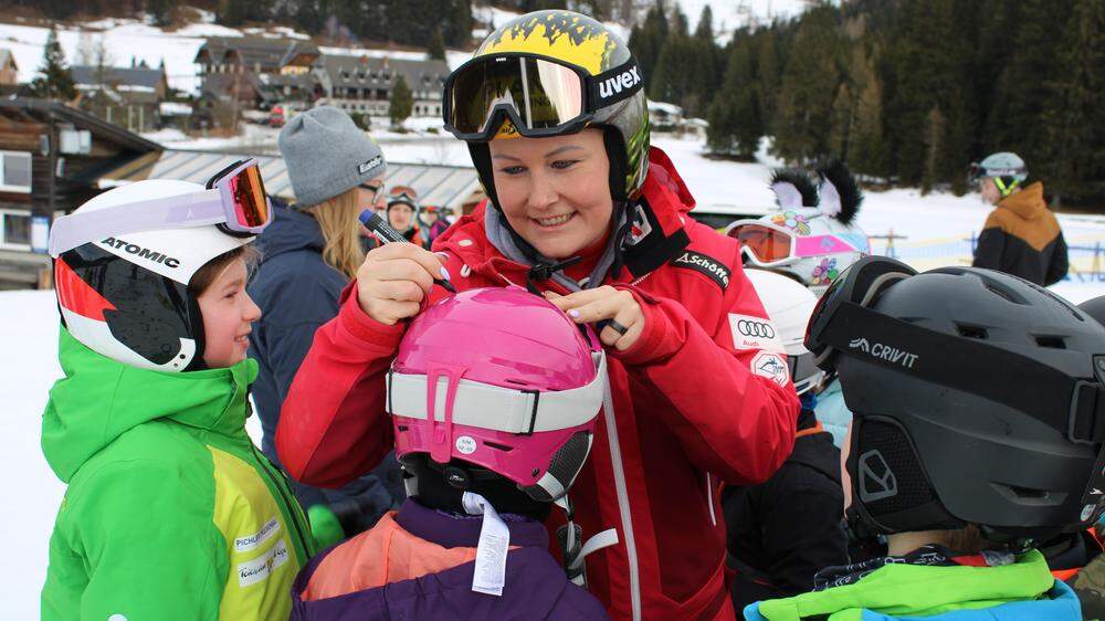 Autogramme des Ski-Asses waren bei den Kindern heiß begehrt