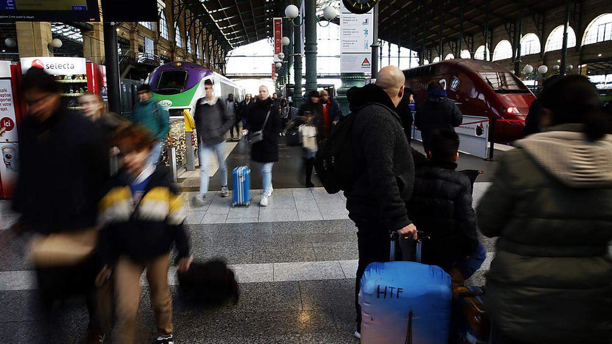 Gestrandete Zugpassagiere in Paris