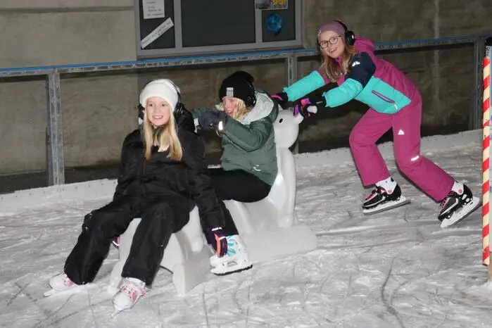 Ab 17 Uhr konnten die eislaufbegeisterten Besucher und Besucherinnen kostenlose Kopfhörer ausleihen und zwischen verschiedenen Musikkanälen ihre Lieblingsmusik auswählen und bei der Silent Disco einige Stunden auf dem Eis genießen.