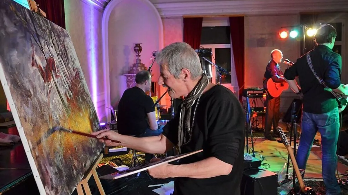 Der Maler und Zeichner Chris Scheuer malt zur Musik von "The live-in-trees"