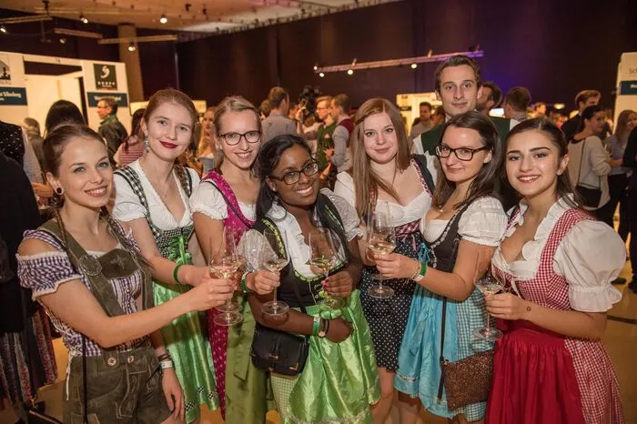 Klicken Sie sich durch viele weitere Bilder von der Junker-Präsentation 2017!