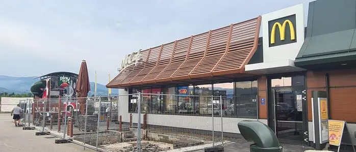 Baustellengitter vor einem McDonald‘s-Restaurant