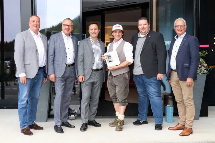 Gruppenfoto von Links: Christian Grage, Bgm. Matthias Krenn, Thomas Schmid (Geschäftsführer COOEE alpin Hotel), Rainer Schönfelder, Rolf Krahl und Reinhard Rohr.