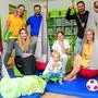 Die Tagesmütter Sladana Kerschbaumer und Silvia Ettinger, Assistenzärztin Simona Svrbicka, Projektleiter Andreas Dabernig, Diplomkrankenschwester Michaela Pemberger mit Niklas, Physiotherapeut David Obmann, Projektleiterin Jasmine Gesson und Michael (von links)