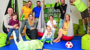 Die Tagesmütter Sladana Kerschbaumer und Silvia Ettinger, Assistenzärztin Simona Svrbicka, Projektleiter Andreas Dabernig, Diplomkrankenschwester Michaela Pemberger mit Niklas, Physiotherapeut David Obmann, Projektleiterin Jasmine Gesson und Michael (von links)