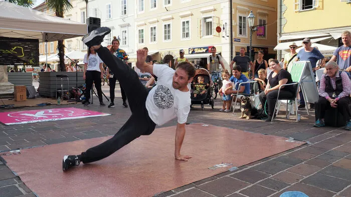 Das Jugendzentrum kwadrat ließ am Freitag von 12 bis 18 Uhr Jugendliche am Alten Platz in Klagenfurt aufspielen und -tanzen. Acht Bands und die Tanzgruppe Funky Monkez versüßten den Zuschauern vor der Pestsäule den Nachmittag.