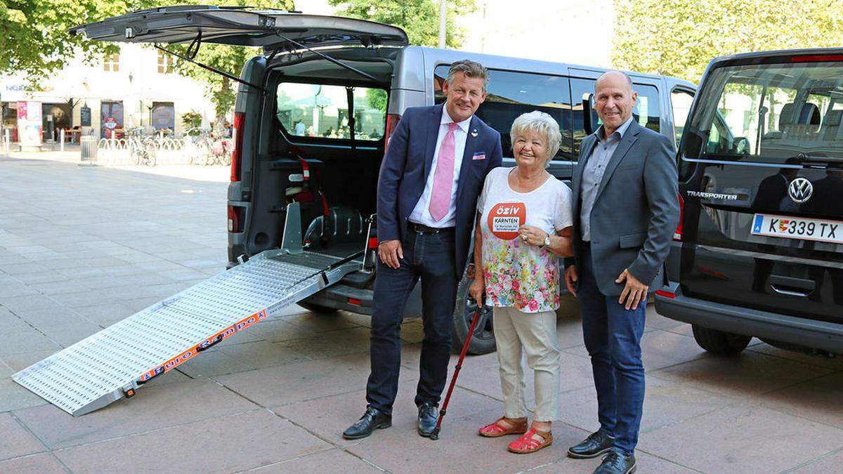 Bürgermeister Christian Scheider mit Joachim Katzenberger (Leiter Abteilung Soziales) und Edith Speiser (Obfrau ÖZIV)