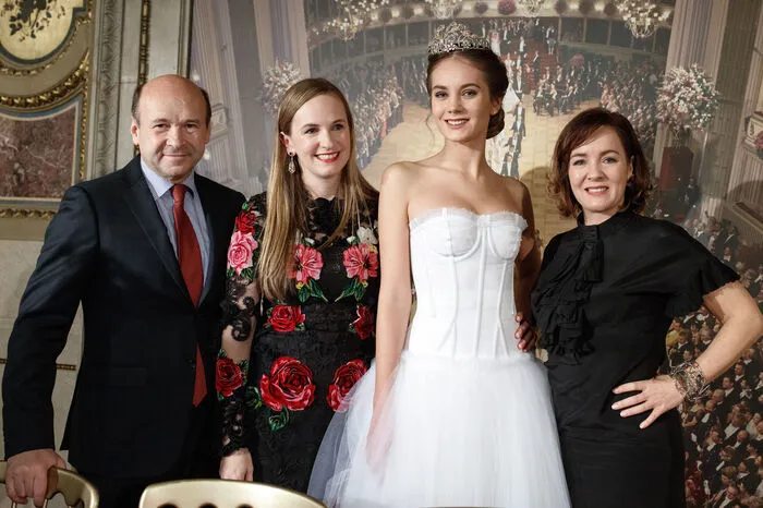 Operndirektor Dominique Meyer, Opernball-Organisatorin Maria Großbauer, Debütantin mit Tiara und Birgit Berthold-Kremser von Swarovski bei der Präsentation am Dienstag
