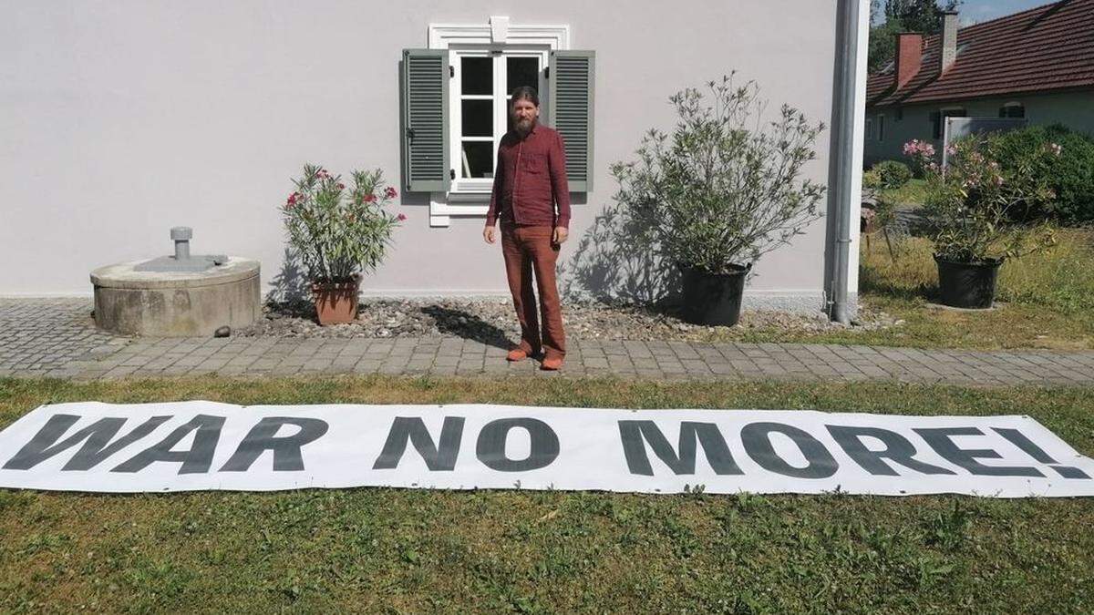 David Kranzelbinder vom Museum Pavelhaus in Laafeld (Gemeinde Bad Radkersburg) mit dem Transparent