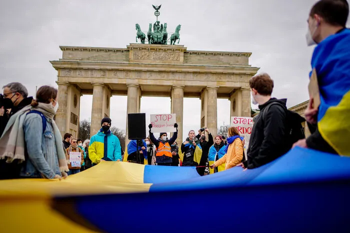 Eine Kundgebung vor dem Brandenburger Tor in Berlin