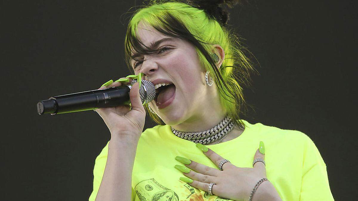 Billie Eilish singt und ist selbst sechs Mal nominiert