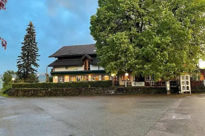 Wirtshaus Zum Gustl, St. Stefan/Gail: Das Wirtshaus im Naturgut Gailtal hat einen herrlichen Gastgarten mit atemberaubendem Ausblick samt regionaler Küche – hier kocht der Chef persönlich. Auf der Terrasse finden im Sommer regelmäßig Live-Konzerte statt.