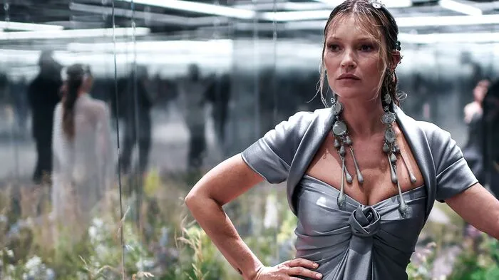 Man darf es als Coup bezeichnen: Designer Kim Jones holte für seine Premiere als neuer Womenswear-Designer bei Fendi Stars wie Kate Moss (Bild), Demi Moore und Naomi Campbell auf den Laufsteg.