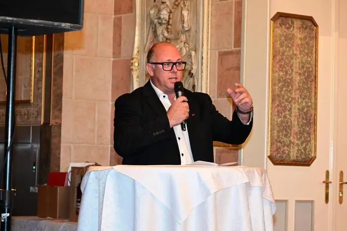 Der Arbeiterbetriebsratsobmann der Voestalpine Turnout Technologie Zeltweg, Harald Sturb, begrüßte die Anwesenden. 