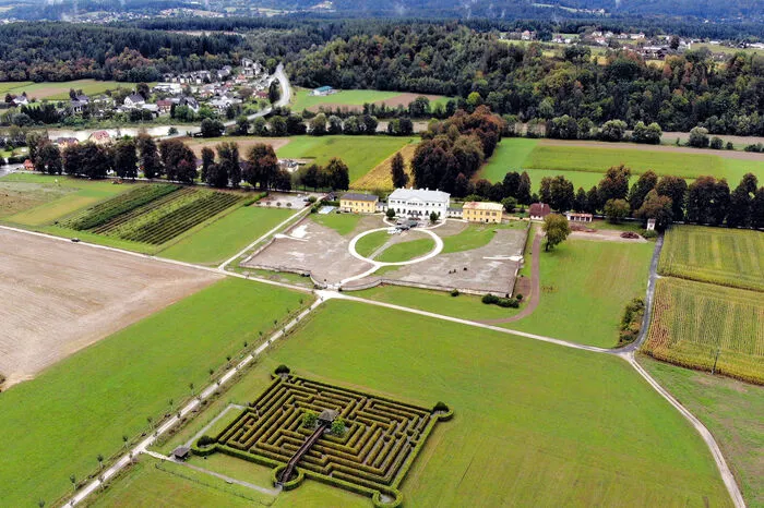 Das Schloss Rosegg und die neue Parkanlage aus der Vogelperspektive