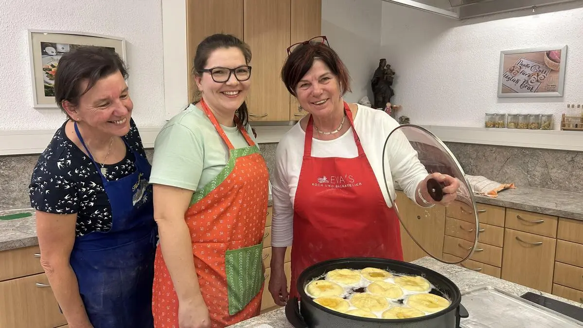 Back- und Kochexpertin Eva Maria Lipp (rechts) zeigte bei einem ihrer Kurse in Leoben kürzlich, wie die perfekten Krapfen gelingen