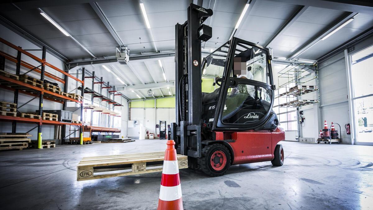 Mit einem Gabelstapler verursachte der Arbeiter einen folgenschweren Unfall (Sujetfoto)