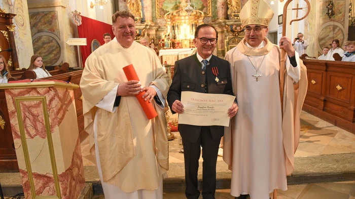 Bischof Wilhelm Krautwaschl überreichte den Ritterorden des Heiligen Papstes Silvester an den Mauterner Josef Orasche für seine Verdienste um die römisch-katholische Kirche. Pater Egon Homann (l.) hielt die Laudatio in der Klosterkirche in Mautern.
