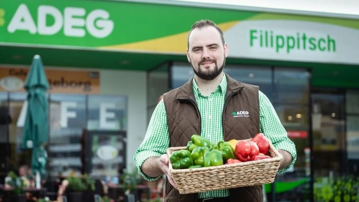 Kaufmann Christian Filippitsch vor seinem Adeg Markt