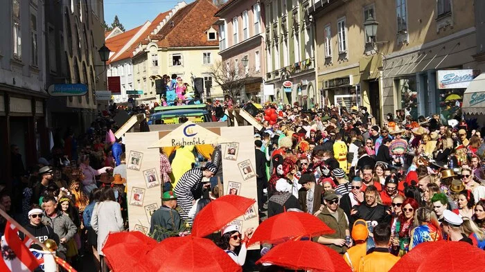 Tausende Besucher säumten den Weg.
