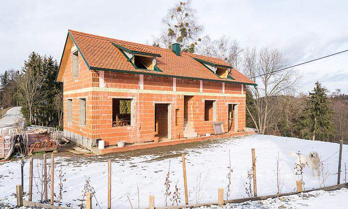 Die Form des Hauses erinnert an ein traditionelles steirisches Bauernhaus