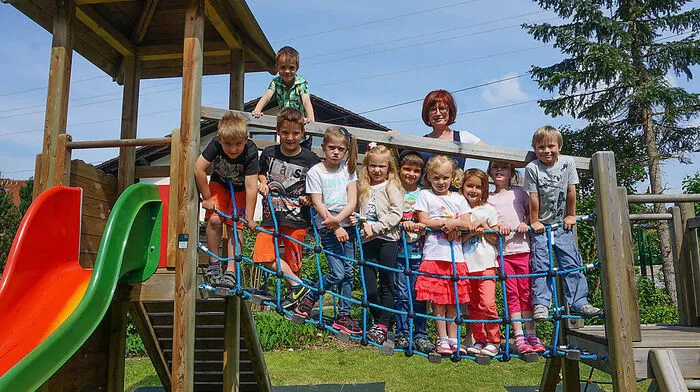 Die Kleinen aus dem Kindergarten Bad St. Leonhard mit Leiterin Gerda Wadl	