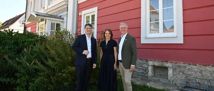 Stefan Magerl von den Elisabethinen Graz mit Daniela und Heinz Paier (v. l.) vor dem künftigen Gesundheitszentrum in Gleinstätten