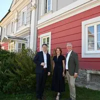 Stefan Magerl von den Elisabethinen Graz mit Daniela und Heinz Paier (v. l.) vor dem künftigen Gesundheitszentrum in Gleinstätten