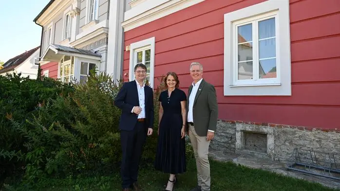 Stefan Magerl von den Elisabethinen Graz mit Daniela und Heinz Paier (v. l.) vor dem künftigen Gesundheitszentrum in Gleinstätten