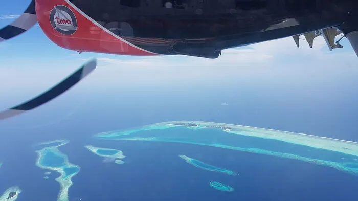 Anflug auf das Atoll: Schon vom Wasserflugzeug aus offenbaren sich paradiesische Einblicke. Die ganze Reportage lesen Sie hier.