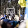 Solidaritätskundgebung für die Ukraine in Berlin Anlässlich des zweiten Jahrestags des russischen Angriffskriegs auf die Ukraine, fanden sich in Berlin einige tausend Menschen zusammen, um ihre Solidarität mit der Ukraine zu bekunden. Unter dem Motto Zusammen Demokratie verteidigen rief hierzu der Verein Vitsche auf, welchem sich zahlreiche zivilgesellschaftliche Akteure anschlossen., Berlin Berlin Deutschland Mitte *** Solidarity rally for Ukraine in Berlin On the occasion of the second anniversary of the Russian war of aggression against Ukraine, several thousand people gathered in Berlin to express their solidarity with Ukraine Under the motto Defending democracy together, the Vitsche association called for this, which was joined b