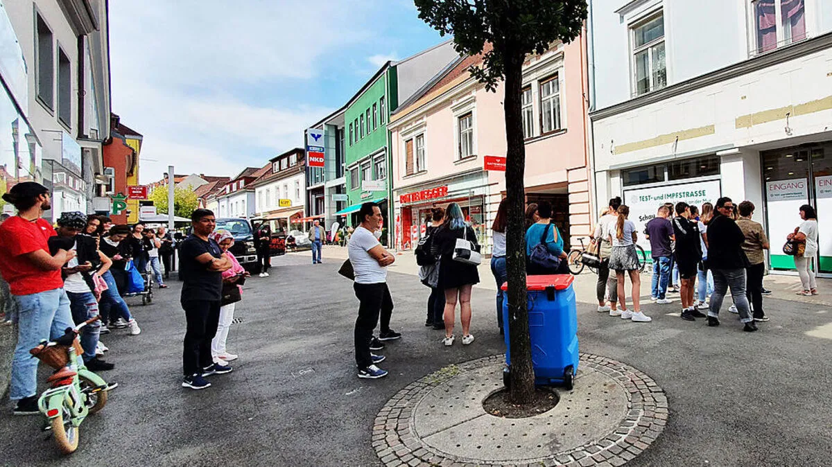 Den ganzen Nachmittag standen die Menschen vor der Impfstraße in der Mittergasse Schlange