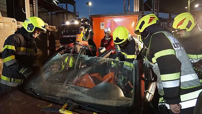 Am Betriebsgelände von Mayr-Melnhof Holz im Bereich des Biomassekraftwerkes in Leoben-Göss ging Montagabend die diesjährige Abschnittsübung des Feuerwehrabschnittes Leoben über die Bühne.