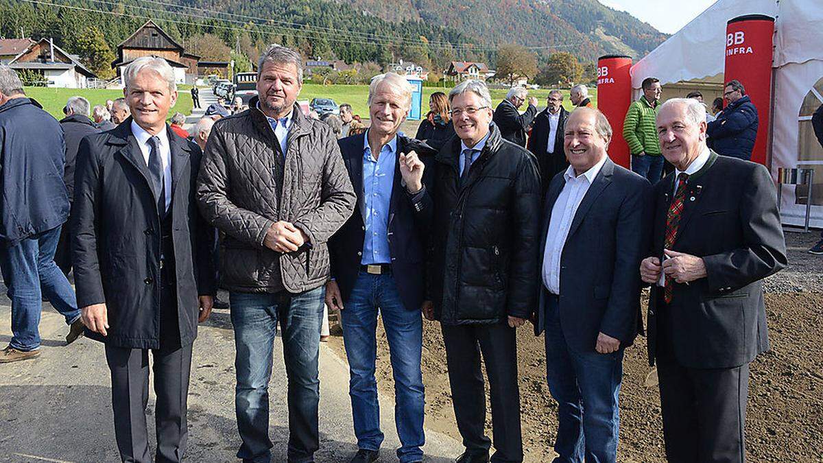 Von links: Franz Bauer (Vorstand Infrastruktur Österreich), Straßenbaureferent und Landesrat Gerhard Köfer, Landtagsabgeordneter Manfred Ebner, Landeshauptmann Peter Kaiser, Holub und Bürgermeister Hermann Moser