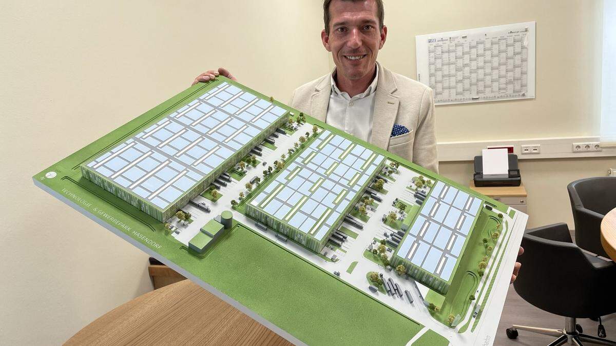 Wagnas Bürgermeister Peter Stradner präsentiert stolz ein Modell des künftigen Gewerbeparks in seiner Gemeinde