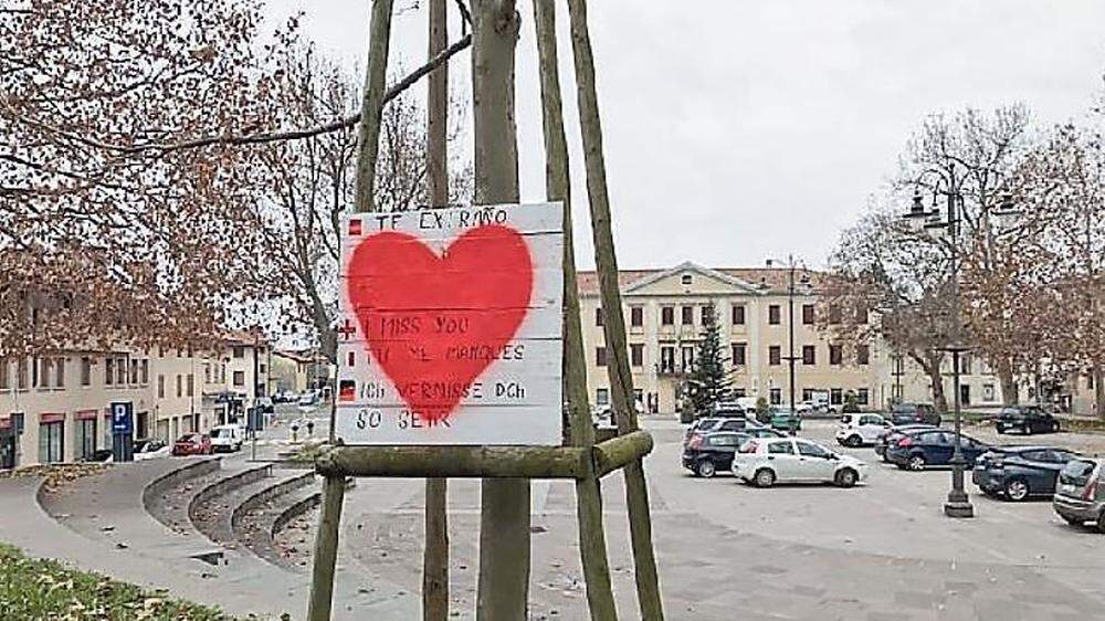 Eine der anonymen Herzensbotschaften, die in Fagagna auf der Piazza d'Unita deponiert wurde 